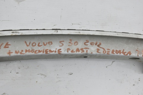 BELKA ZDERZAKA PRZEDNIA PRZÓD VOLVO C30