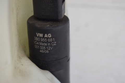 ZBIORNICZEK SPRYSKIWACZY AUDI Q7 4L0955453