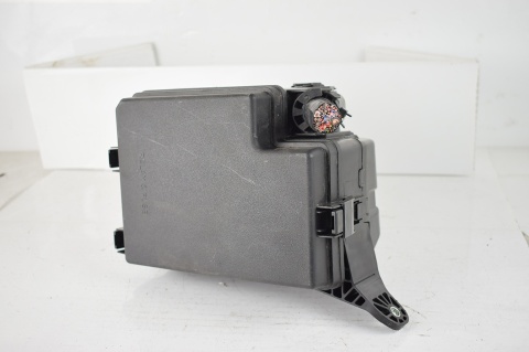 SKRZYNKA BEZPIECZNIKÓW TOYOTA RAV 4 XA40