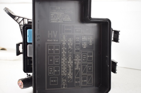 SKRZYNKA BEZPIECZNIKÓW TOYOTA RAV 4 XA40