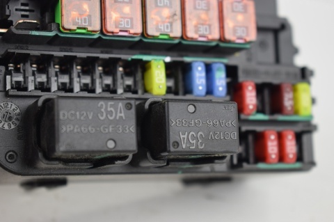 SKRZYNKA BEZPIECZNIKÓW OPEL MOKKA A