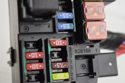 SKRZYNKA BEZPIECZNIKÓW OPEL MOKKA A