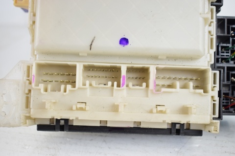 SKRZYNKA BEZPIECZNIKÓW TOYOTA RAV 4 III