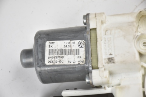 SILNICZEK SZYBY PRZÓD PRAWY VW TIGUAN I 5K0959793 5N0959701D