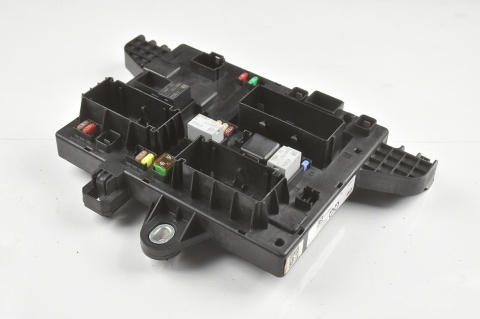 SKRZYNKA BEZPIECZNIKÓW ASTRA J 13302301