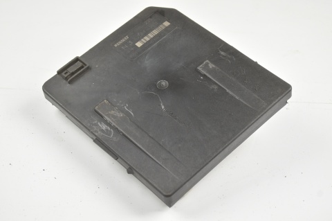 SKRZYNKA BEZPIECZNIKÓW RENAULT 8201044235