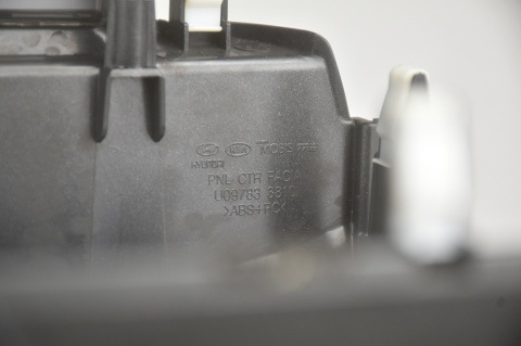 RAMKA RADIA NAWIGACJI KIA SPORTAGE III U09783-3810