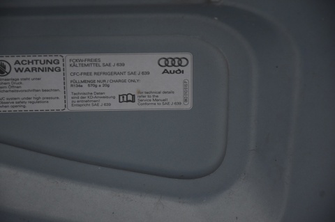 MASKA POKRYWA SILNIKA AUDI A4 B8 LX5X